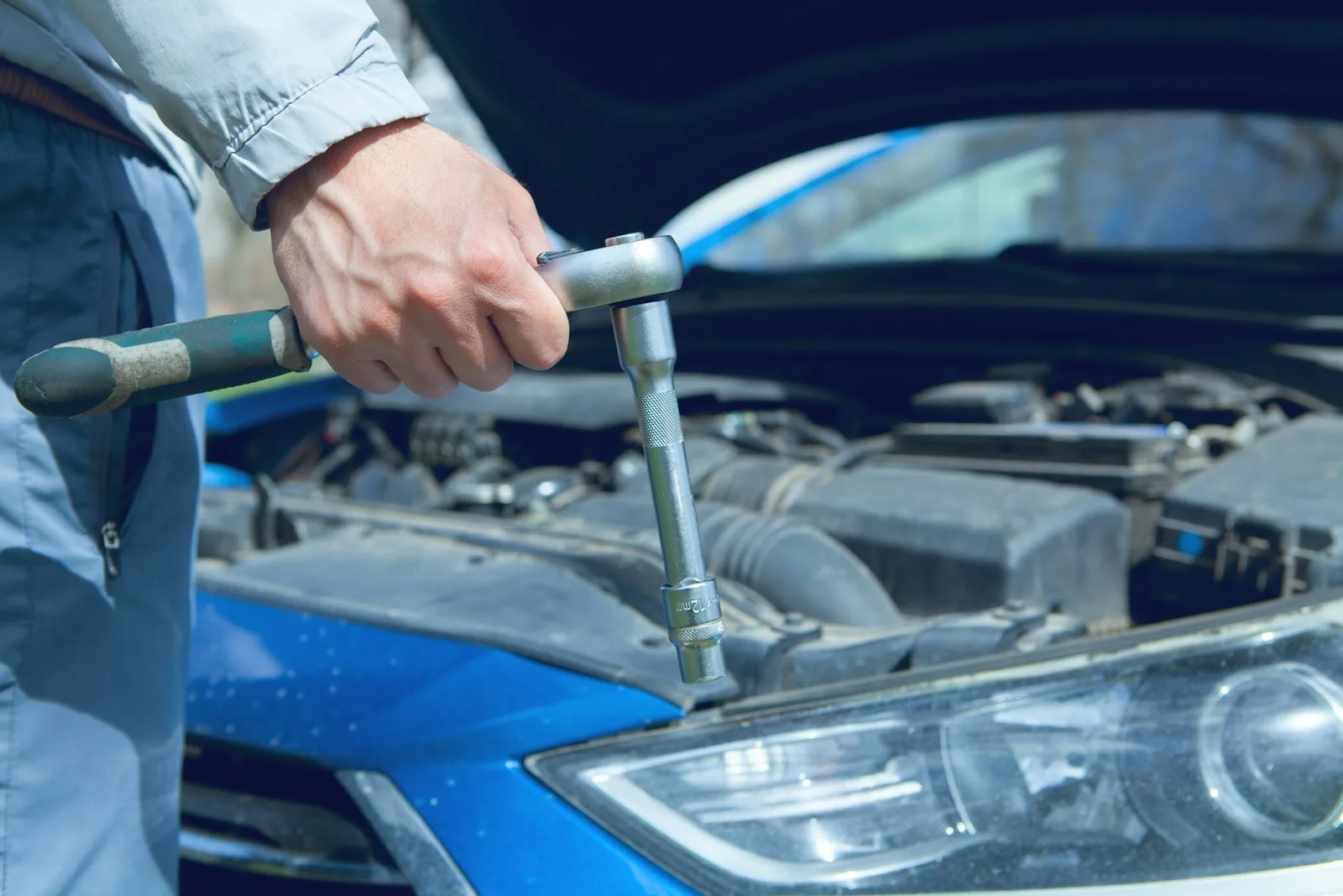 Intervenție mecanică realizată la motorul unei mașini
