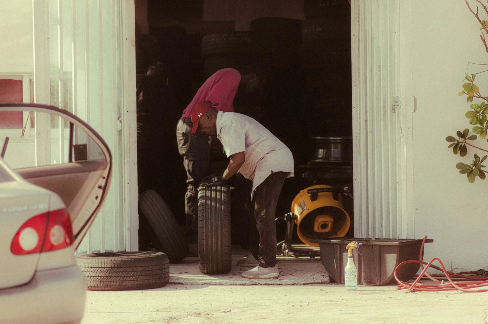 Mecanic care verifică o anvelopă într-un atelier auto