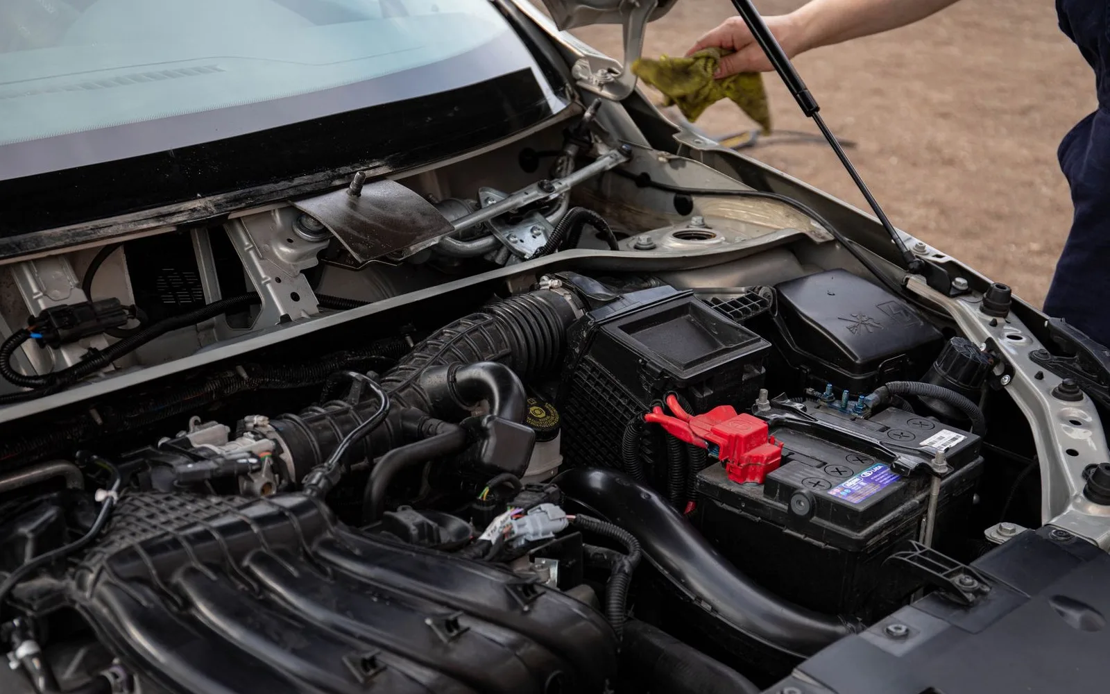 Baterie auto slabă sau alternator? Semne și verificări utile